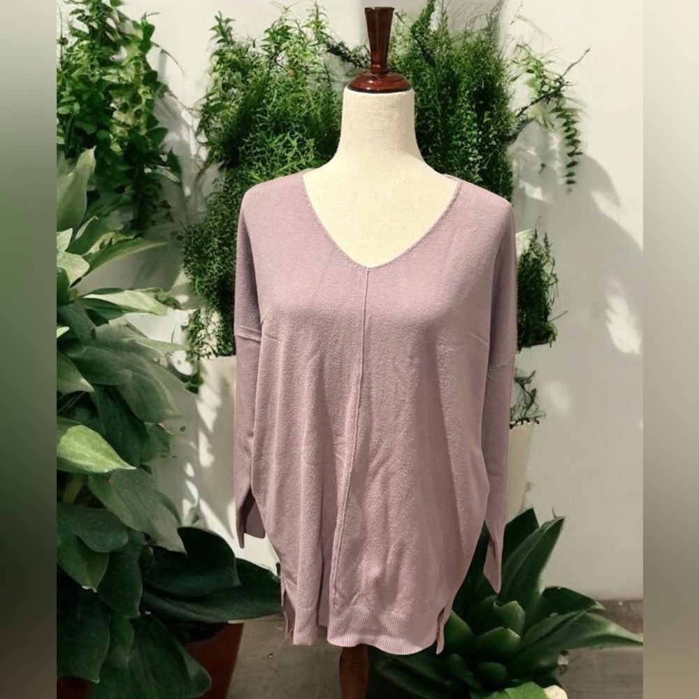 Ivy & Leo Lilac V Neck Pullover Style Sweater Size Medium/Large